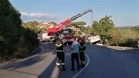 incidente san gimignano oggi|San Gimignano, tir travolge famiglia in auto: gravi。